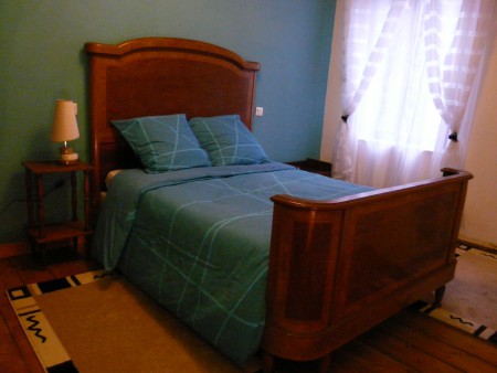 La deuxième chambre est un peu plus grande. Le lit mesure 140x190