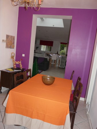 La salle à manger se situe à l'entrée de la maison