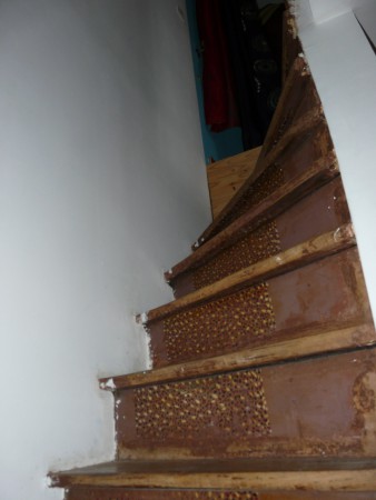 Attention, l'escalier (de type hollandais) est très raide, il pourrait ne pas convenir aux jeunes enfants, aux personnes handicapées et/ou àgées.